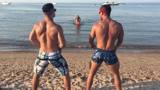 Jungs am strand nackt
